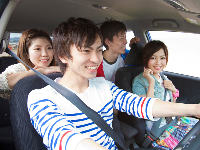 友達四人でドライブしている画像