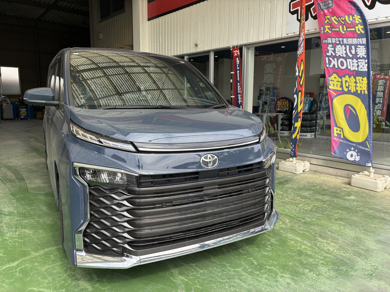 新車：【トヨタ】　　　　　　ヴォクシー