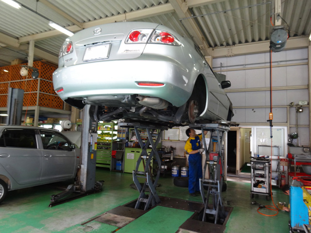 自動車整備をしている画像